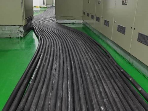 南明如何根据理论计算公式计算温度对特定电压测量结果的影响？