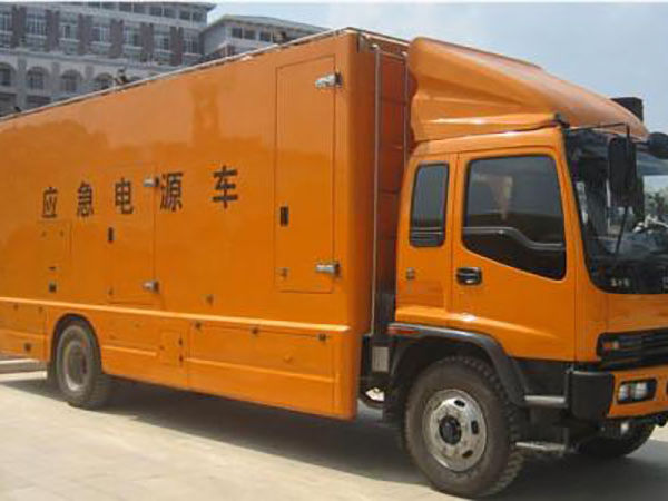 南明冬季柴油发电机启动前，如何检查燃油系统中的积水？